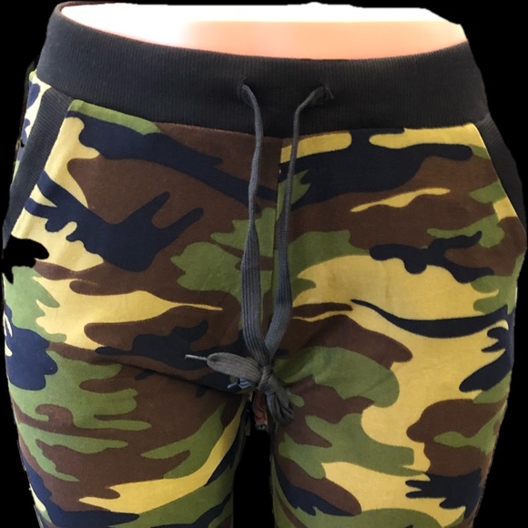 ⬇️2️⃣5️⃣Camo Capri Pants  L/XL. NWT - Picture 3 of 6